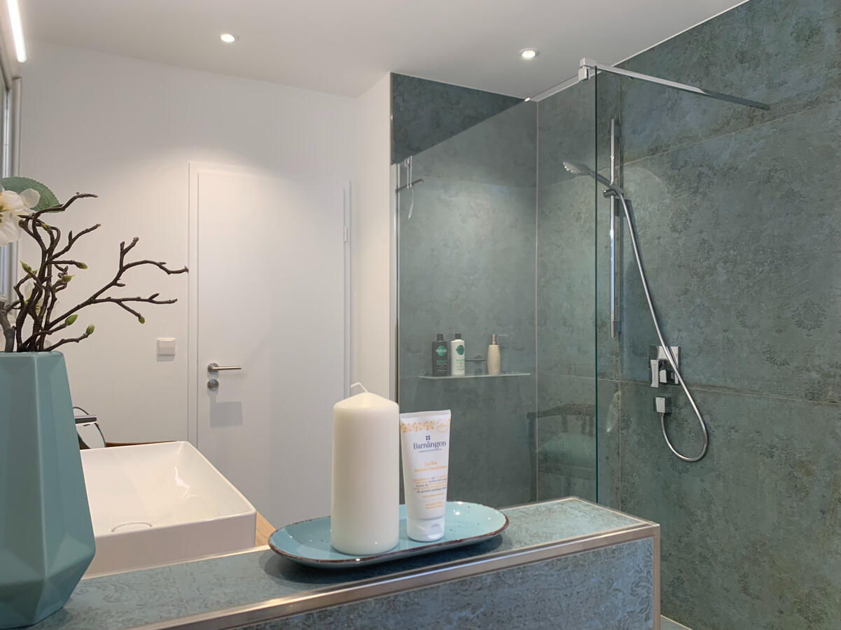 Dusche mit Shampoo und Duschgel Dusche mit Shampoo und Duschgel